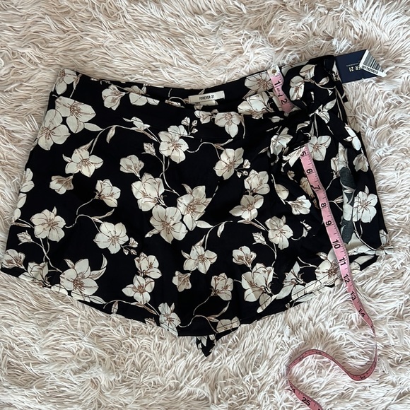 New with tags floral skort - Picture 6 of 7